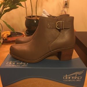Dansko Henley taupe leather boots - size 40 - brand new, never worn!